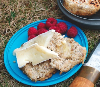 NYBAKT TIL TURFRUKOST: Rykande ferske scones smakar fortreffeleg i friluft. Foto: Sigrid Henjum  Scones på tur med brie og bær