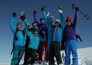 HURRA: Guide Nils Nielsen (t.v.), Fritjof Loen, Torjus Loen, Bjørn Steinsland, kronprins Haakon, Marius Borg Høiby og Erlend Sande på toppen. HURRA: Guide Nils Nielsen (t.v.), Fritjof Loen, Torjus Loen, Bjørn Steinsland, kronprins Haakon, Marius Borg Høiby og Erlend Sande på toppen.