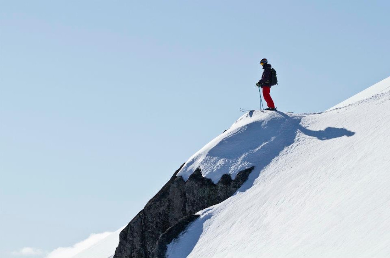 UTSIKT: Fabian Lentsch nyter utsikten over Jotunheimen i vinterdrakt. Foto: Ole M. Elvestad
