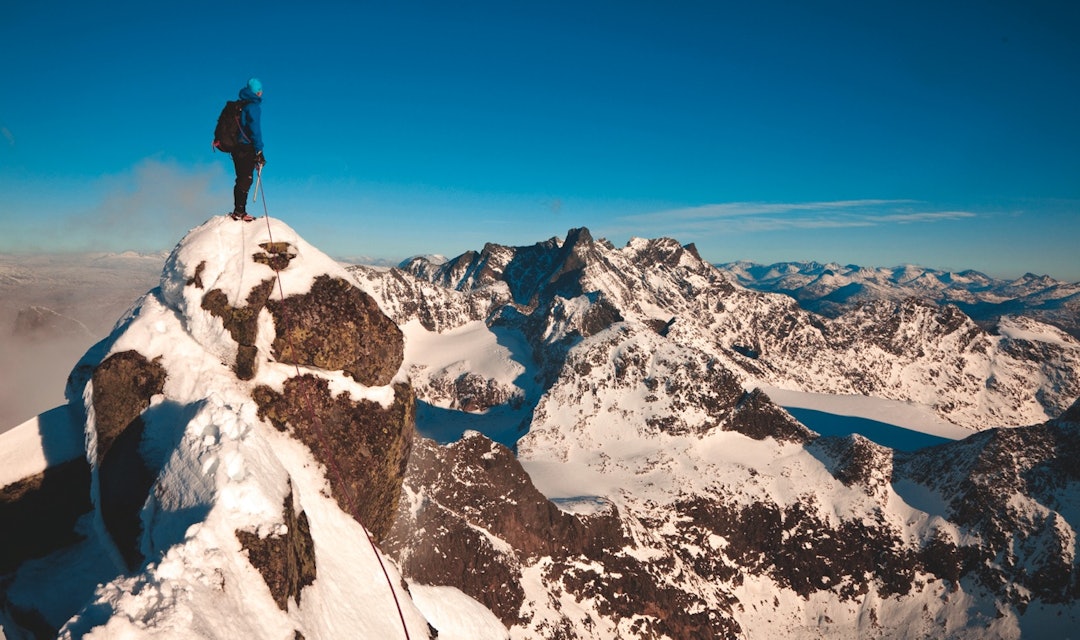 TOPP HØST: Helt vest i Jotunheimen troner de ville toppene, og er et populært fjellområde for alt fra fjellklatrere til skientusiaster. Senhøsten byr på fine muligheter for turer med stegjern og isøks. Foto: Morten Helgesen fjellturer om høsten