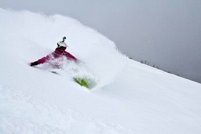 Trond Hindenes kjører puddersvinger i Venjedalen ved Isfjorden Foto: Lasse Falsen Møller) Trond Hindenes kjører puddersvinger i Venjedalen ved Isfjorden Foto: Lasse Falsen Møller)