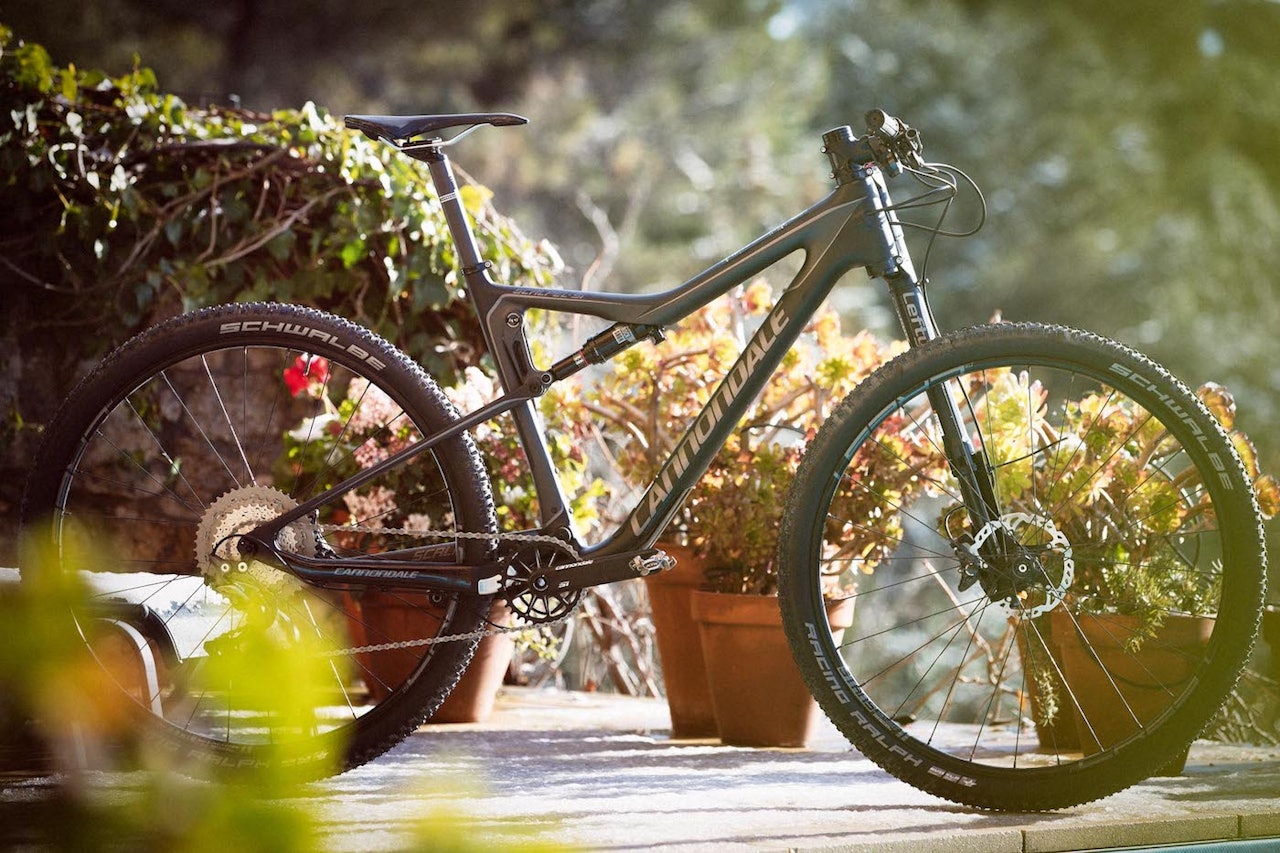 BACK IN BLACK: Cannondale Scalpel har eksistert i en årrekke, men noen designgrep som innebygd fleks i kjede- og setestagene og Lefty har holdt seg. Noen nyheter byr dog den siste inkarnasjonen på. Foto: Kristoffer Kippernes BACK IN BLACK: Cannondale Scalpel har eksistert i en årrekke, men noen designgrep som innebygd fleks i kjede- og setestagene og Lefty har holdt seg. Noen nyheter byr dog den siste inkarnasjonen på. Foto: Kristoffer Kippernes