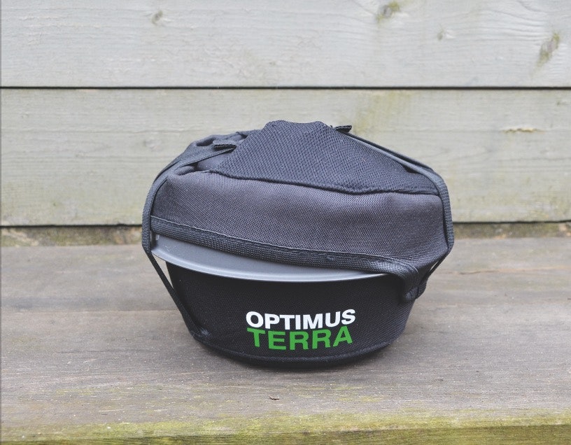 Du kan fint sette varme kjeler i den smarte oppbevaringsposen av neopren. Slik holder du maten varm og beskytter hendene samtidig. Test av OPTIMUS Terra HE Cookset kokesett sammenlagt.