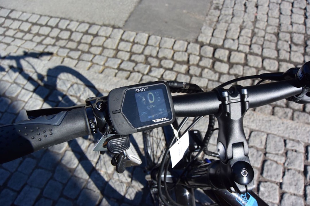 KORTLÅS: For å starte sykkelen må du sveipe et spesielt kort over skjermen. Displayet kan ikke taes av sykkelen.