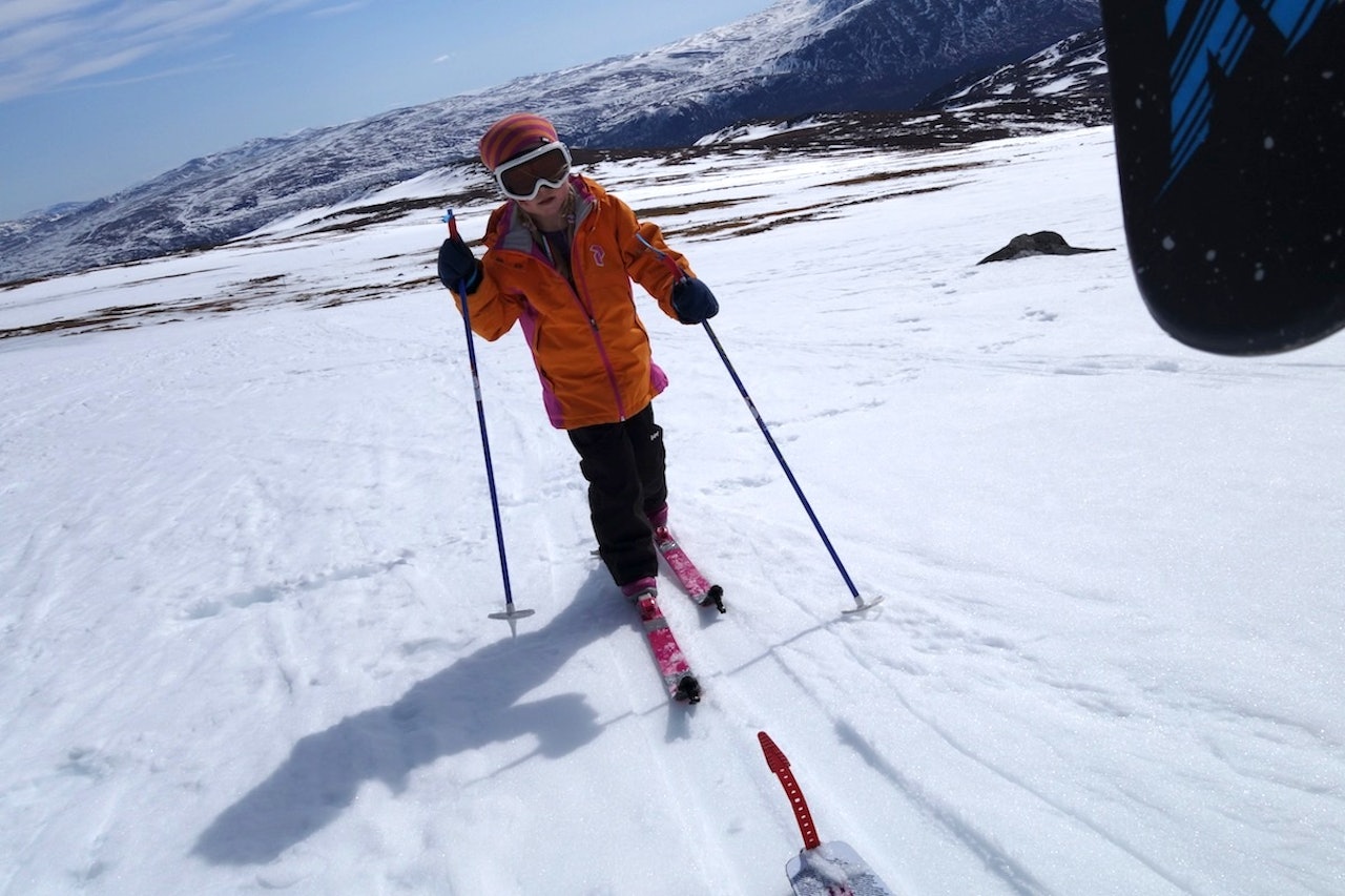 I SIGET: Aurora har vent seg til feller under skiene og har god framdrift i påskesnøen. I SIGET: Aurora har vent seg til feller under skiene og har god framdrift i påskesnøen.