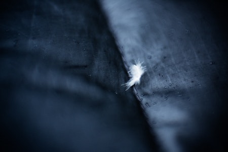 SPESIALBEHANDLING: De fleste klær kommer med en vaskeanvisning om hva plagget tåler. Denne artikkelen tar deg videre bak symbolene. Foto: Gunhild Aaslie Soldal dun jakke