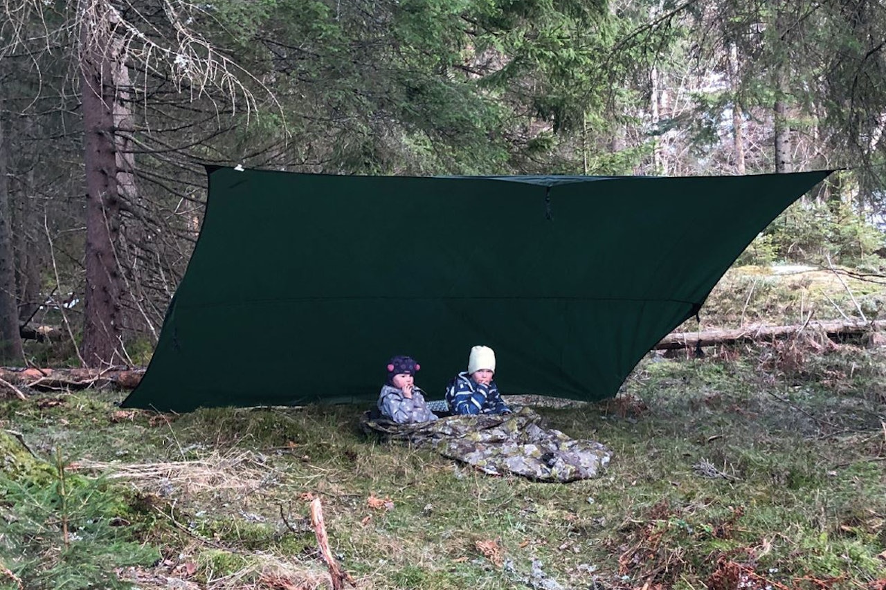 Gapahuken er et pålitelig og rimelig alternativ, om været tillater det. gapahuk barn utenetter friluftsflokken tarp guide