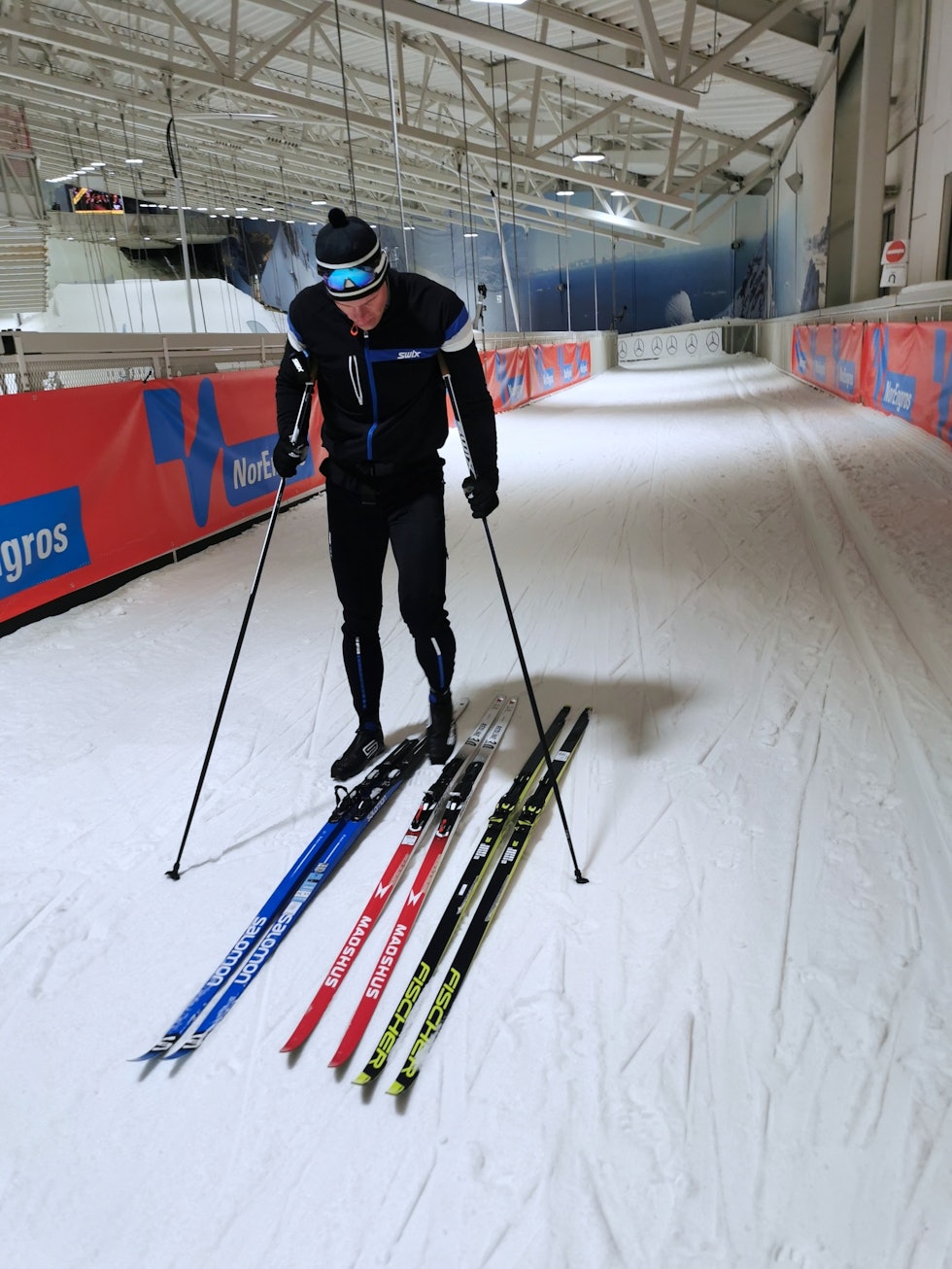 MENS VI VENTER PÅ VINTER: Mekanismene på bindingene er ganske forskjellige, selv om effekten er lik. Ragnar Bragvin Andresen under en innendørs testøkt i høst. Foto: Gunhild Aaslie Soldal test av flyttbare bindinger