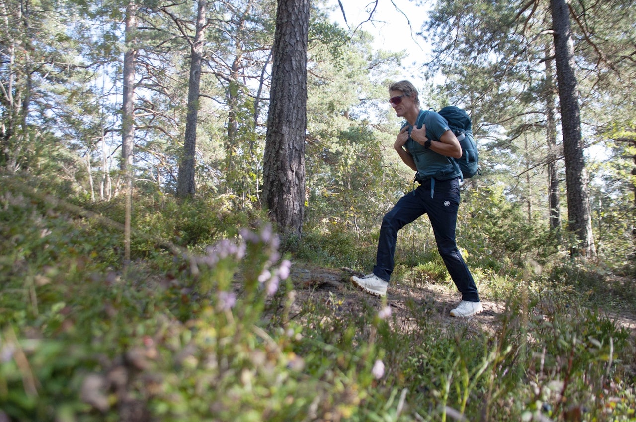 DE BESTE PLAGGENE: En lett ulltrøye og en bukse med bevegelsesfrihet kan få fart på sakene. Foto: Gunhild Aaslie Soldal fottur sommer mann