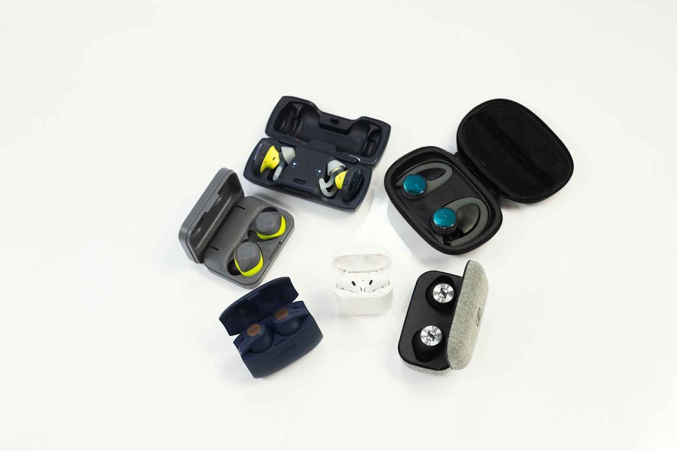 FORSKJELLER: De seks forskjellige ørepluggene har ganske forskjellig utforming på både plugger og ladeetui. Fra nederst til venstre og med klokka: Jabra Elite 65T Active, Jabra Elite Sport, Bose Soundsport Free, Plantronics Backbeat 3100, Sennheiser Momentum True Wireless. I midten Apple Airpods. FORSKJELLER: De seks forskjellige ørepluggene har ganske forskjellig utforming på både plugger og ladeetui. Fra nederst til venstre og med klokka: Jabra Elite 65T Active, Jabra Elite Sport, Bose Soundsport Free, Plantronics Backbeat 3100, Sennheiser Momentum True Wireless. I midten Apple Airpods.