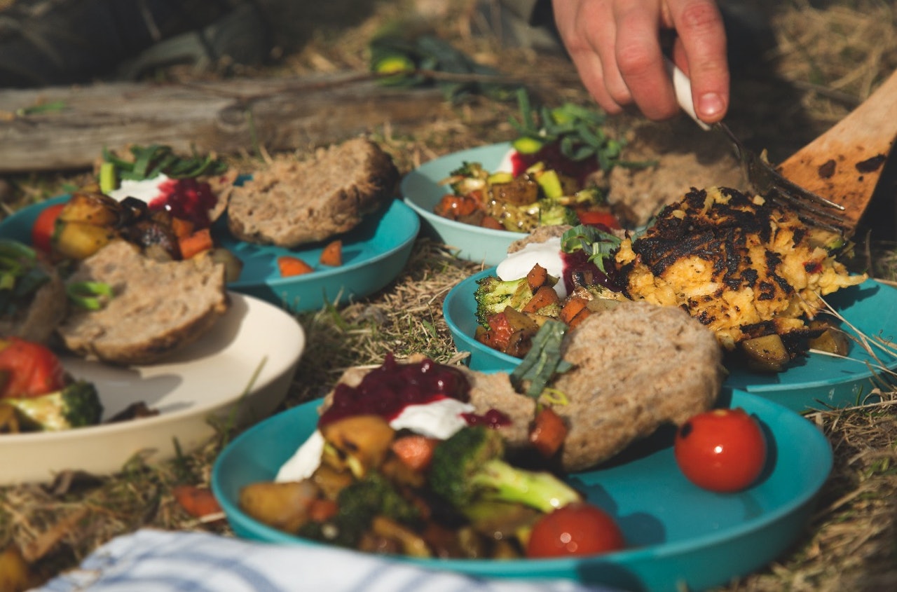 FYLDIG TURBURGER? Når du er svolten etter dagens innsats, er det lite som slår ein god burgar.  Foto: Sigrid Henjum Hamburger på tur