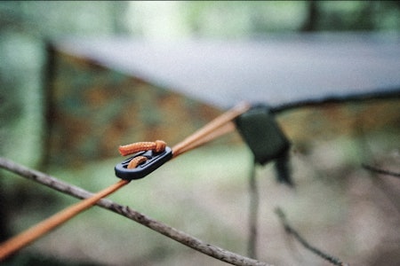 PRAKTISK DUK: Offiser Matt Skuse gir oss et realt grunnkurs i bruk av tarp og presenning. Foto: Christian Nerdrum Tarp duk