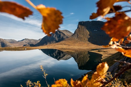 ROMSDALSSTIEN: Såtevatnet er blikkstille. Foto: Remi Reksten Romsdalstien går forbi såtevatnet