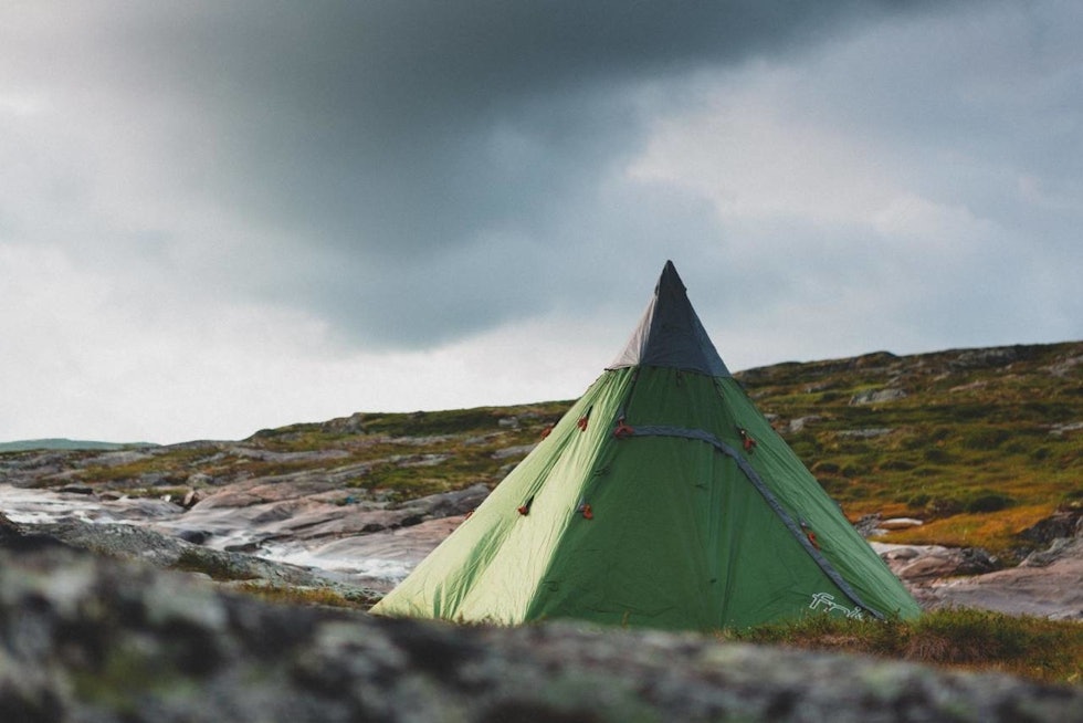 LAVVO: Når det er utrygt for regn, er det kjærkomment med ly. Fortsatt høyt under taket, på Hardangervidda. Foto: Kristoffer H. Kippernes Test av lavvo