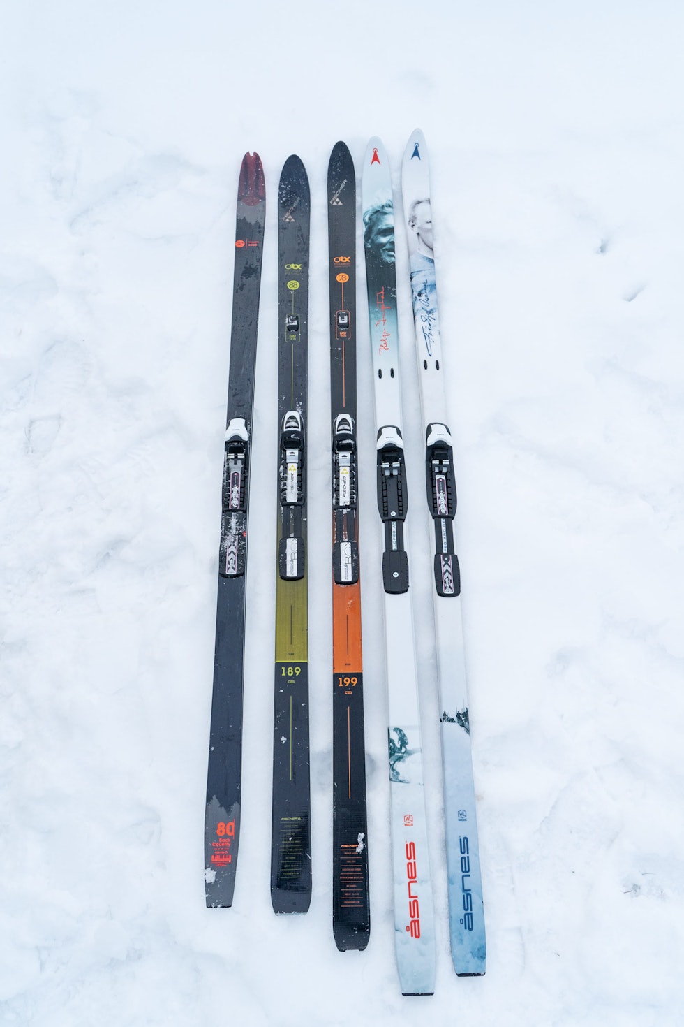 BUKETTEN: Franske Rossignol, østerrikske Fischer (to par) og norske Åsnes er (to par) er leverandørene som er med i denne testen. Test-smørefrie-fjellski-3