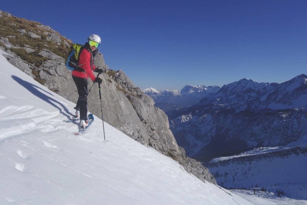 HJELM FOR TOPPTUR: Vi har testet hjelmer både oppover og nedover, som her med Salomon MTN Lab. Foto: Erlend Sande Test-av-toppturhjelmer-crop1280