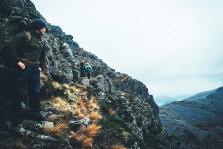 HENGEKØYETUR I FLORØ: Selv merkede turstier kan by på utfordringer. Turen ned fra skaret til Børevatnet krevde ekstra konsentrasjon for å komme helskinnet frem. Foto Morten Risberg hengekøyetur