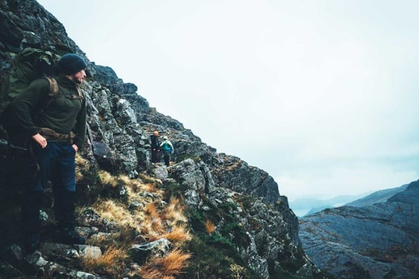 HENGEKØYETUR I FLORØ: Selv merkede turstier kan by på utfordringer. Turen ned fra skaret til Børevatnet krevde ekstra konsentrasjon for å komme helskinnet frem. Foto Morten Risberg hengekøyetur