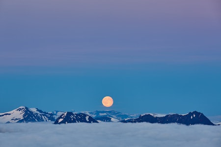VÅKENETTER: Fullmånen viste seg fra sin beste side denne kvelden. Foto: Gunnar Wangen Høye overnattinger på sunnmøre