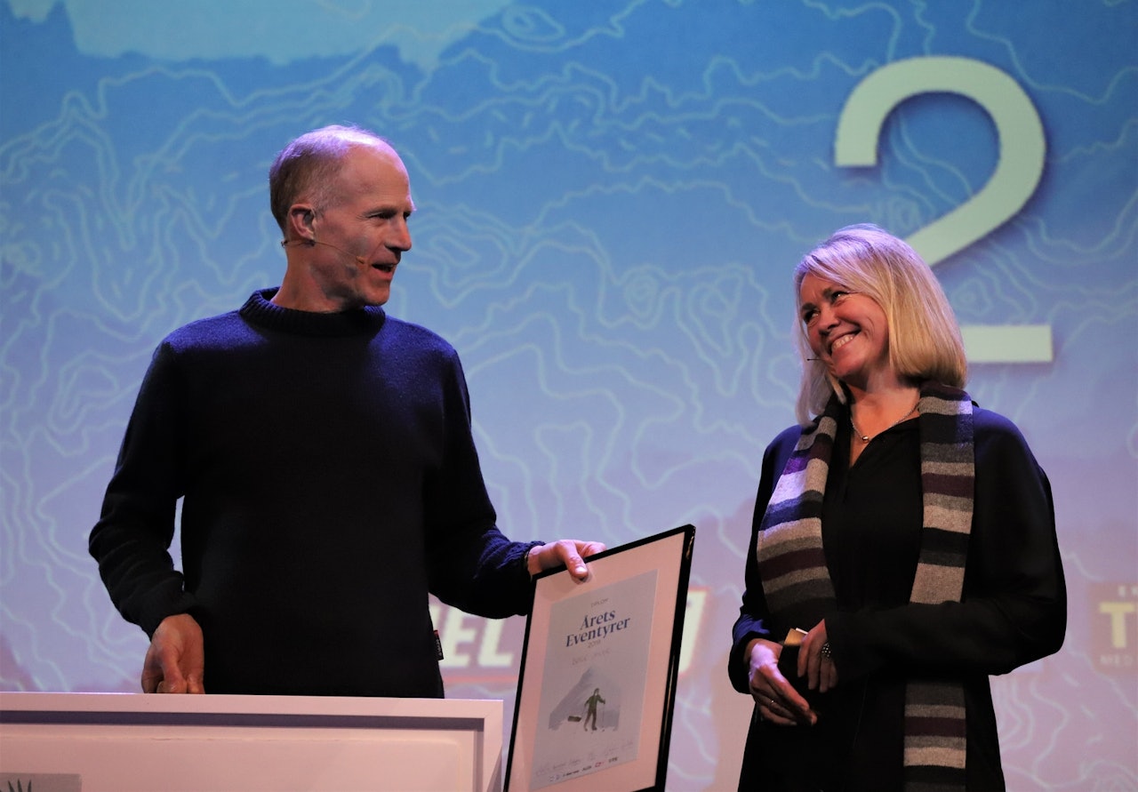 ÅRETS EVENTYRER 2019: Børge Ousland fikk hedersprisen foran et fullsatt Chateu Neuf under Eventyraften. Foto: Anders Kjernsli Børge Ousland
