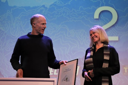 ÅRETS EVENTYRER 2019: Børge Ousland fikk hedersprisen foran et fullsatt Chateu Neuf under Eventyraften. Foto: Anders Kjernsli   Børge Ousland