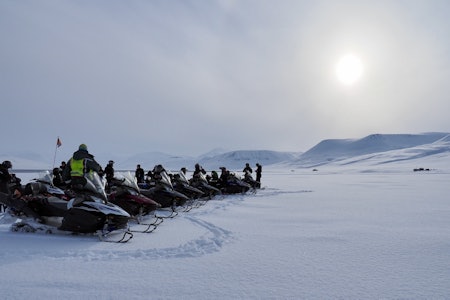 SNØSCOOTERTUR: Snøscooter er et transportmiddel som er uunværlig på Svalbard, og det muliggjør mye turterreng. Foto: Lisa Kvålshaugen Bjærum Svalbard snøscooter