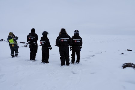 SPEIDER ETTER ISBJØRN: Vi prøver å få øye på isbjørn ute i Mohnbukta, og litt senere så vi den faktisk. Foto: Lisa Kvålshaugen Bjærum