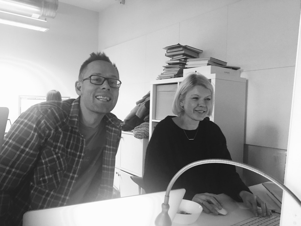 Tormod Granheim i sluttspurten med boka, sammen med AD Eva Camilla Brandt hos Fri Flyt forlag. Foto: Gunhild Aaslie Soldal