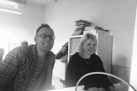Tormod Granheim i sluttspurten med boka, sammen med AD Eva Camilla Brandt hos Fri Flyt forlag. Foto: Gunhild Aaslie Soldal
