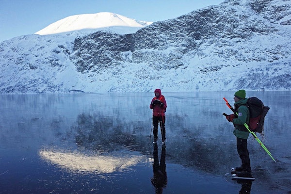 SKØYTING PÅ GJENDE: Med utgangspunkt i Gjendesheim fikk vi en sjelden skøytetur til fjells. Foto: Oddvin Lund skøytetur på gjende