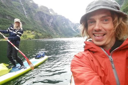 DET NESTE STORE MÅLET: Kevin Brady og Ylva Hatlebrekke drar snart på langtur med SUP-brett til Skandinavias lengste elv. Her er de på Nærøyfjorden. Foto: Privat Ylva Hatlebrekke og kevin brady