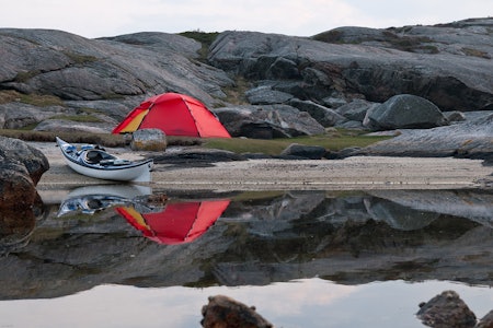 VERDENS FINESTE TOMT: Noen av de fineste strendene er kun en padletur unna. Foto: Lars Verket PADLETUR I PÅSKEN:  På denne lille stranden på Sandøya i Mandal tilbrakte jeg natten lengst syd i kongeriket. Dette er nemlig den sydligste sandstranden med teltplass i Norge. Foto: Lars Verket