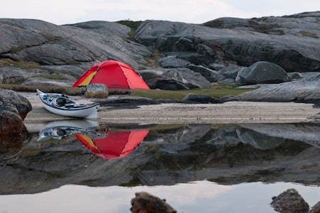 PADLETUR I PÅSKEN:  På denne lille stranden på Sandøya i Mandal tilbrakte jeg natten lengst syd i kongeriket. Dette er nemlig den sydligste sandstranden med teltplass i Norge. Foto: Lars Verket