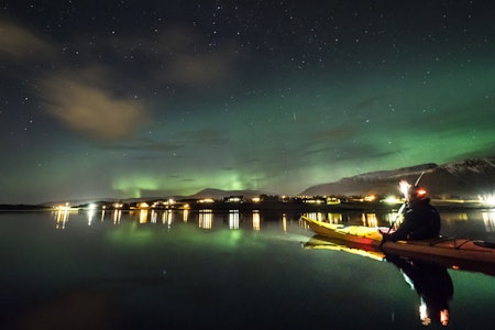 NORDLYS OG KAJAKK: Utsikten fra kajakken mens jeg er på fjorden. Her var det nødt å holde kajakken helt i kontroll. Foto: Rob Buist nordlys og kajakk