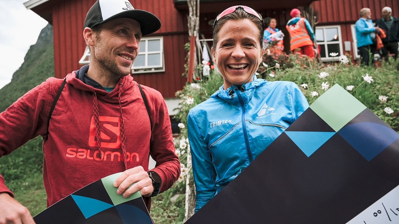 FJORÅRSVINNERE: Stian Angermund Vik og Målfrid Valdersnes vant OppNed Norddal i 2020. Foto: Hyke Studio opp ned norddal skyrunning