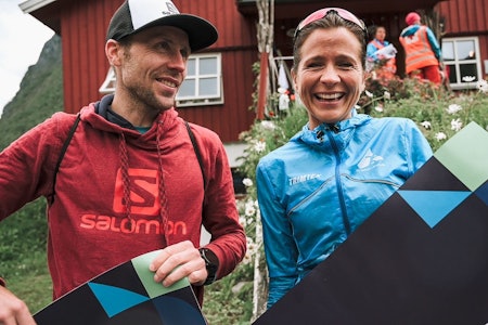 FJORÅRSVINNERE: Stian Angermund Vik og Målfrid Valdersnes vant OppNed Norddal i 2020. Foto: Hyke Studio opp ned norddal skyrunning