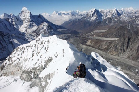 ISLAND PEAK: Hvitserk tilbyr fjellturer i fjerne strøk. Nå har Nepal stengt landegrensene. 