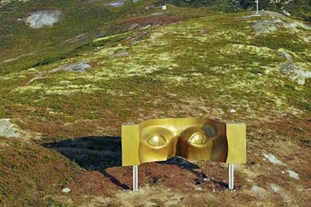 På litt avstand vil du se at Vidsyn har blikket vendt mot Hardangervidda. På nært hold vil du se at dette er «baksiden» av skulpturen. (Foto: Erlend Larsen) Vidsyn Vierli Oksatjønn turguide Rauland Telemark