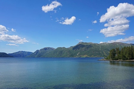 Fra stien får vi fin utsikt over Totak og Raulandsfjell. (Foto: Erlend Larsen). Utsikt over Totak og Raulandsfjell