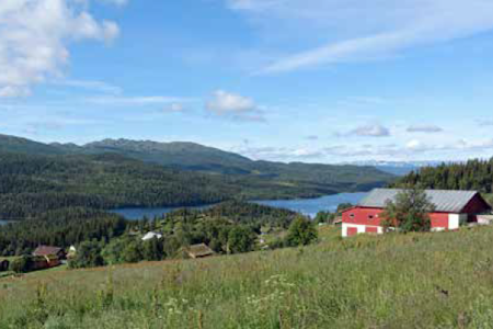 Austbø med Lognvikvatn og Tansvatn i bakgrunnen. Foto: Erlend Larsen Austbø Orrnuten turguide Rauland Telemark