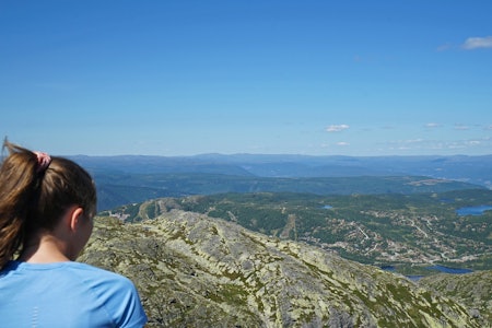 Det er fenomenal utsikt fra toppen av Toreskyrkja. I bakgrunnen ser du Gaustablikk, nederst på bilde ser du stien. Foto: Erlend Larsen Toreskyrkja turguide Telemark