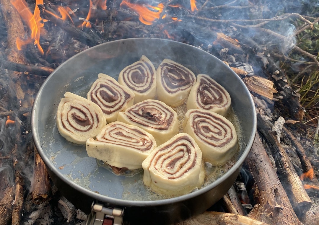 LUNSJ-SNURR: Snurrer kan fylles med mye godt, og pleier å slå an hos både store og små. Foto: Sigrid Henjum sjokoladesnurr, pizzasnurr som turmat på bål eller primus