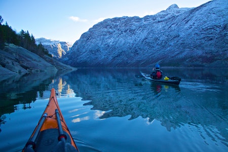 Blikkstille: Vindstille dager og null trafikk på vannet på vei utover Ringedalsvannet nedenfor Trolltunga en vinterdag. Foto: Kristoffer Vandbakk vinterpadling