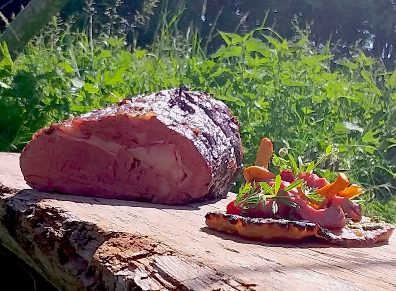 HENG KJØTTET OVER BÅLET: Langtidssteking. Foto: Andy Friedrichs/Kleivstua villmannstaco kleivstua