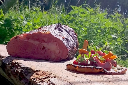 HENG KJØTTET OVER BÅLET: Langtidssteking. Foto: Andy Friedrichs/Kleivstua villmannstaco kleivstua