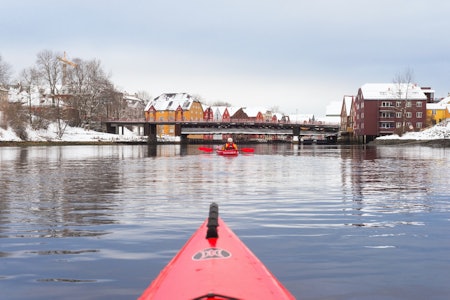 NIDELVA MED KAJAKK: Et annet blikk på Trondheim enn hva du får gatelangs. Foto: Runa Green padling i trondheim, nidelva kajakk
