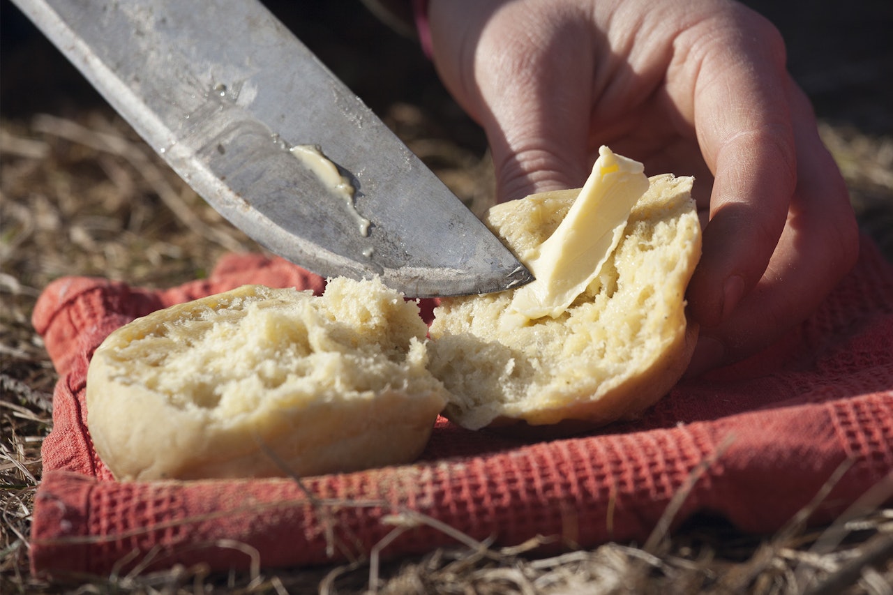 BOLLER PÅ TUR: Eg laga gode kveitebollar og serverte kaffi til – det slo godt an. Prøv du óg! Foto: Sigrid Henjum boller på sjusteinsovn