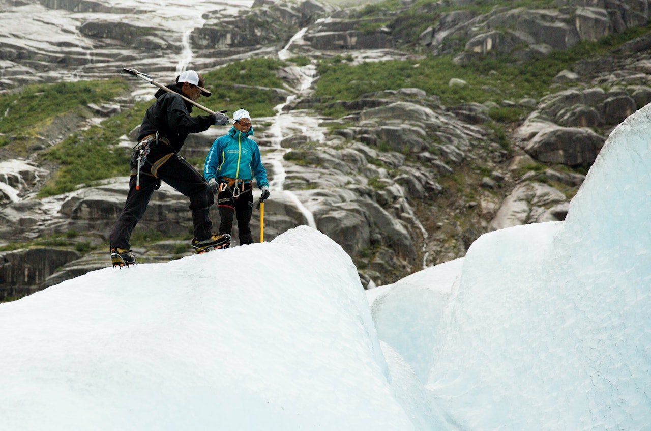 SOMMAR PÅ NIGARDSBREEN: Sherpaene klargjer Nigardsbreen før straumen av turistar tek til. Dei er seks nepalske guidar som kjem til Jostedalen for å arbeide på breen gjennom sommaren. Om lag 50 000 turistar kjem frå verdas mange krokar for å vandre på Nigardsbreen. Talet står i sterk kontrast til dei knappe 400 fastbuande i Jostedalen. STILLE: Sherpaene klargjer Nigardsbreen før straumen av turistar tek til. Dei er seks nepalske guidar som kjem til Jostedalen for å arbeide på breen gjennom sommaren. Om lag 50 000 turistar kjem frå verdas mange krokar for å vandre på Nigardsbreen. Talet står i sterk kontrast til dei knappe 400 fastbuande i Jostedalen.