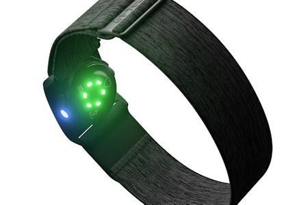 OPTISK SENSOR: Alle med en ny pulsklokke kjenner til lysene som måler pulsen i armen din. Polar Verity Sense fester du rundt overarmen for mer presis måling. Polar Verity Sense