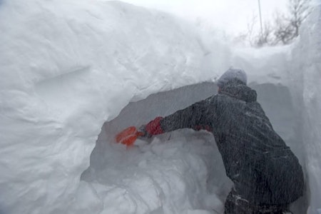 UVÆR: Havner du i vær på fjellet kommer du deg raskt i le med en kantgrop. Foto: Randulf Valle kantgrop nødbiuvakk randulf valle